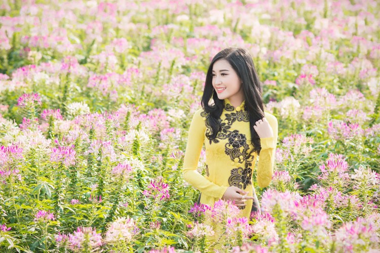 A hau Huyen My dep thien than voi ao dai Xuan-Hinh-12